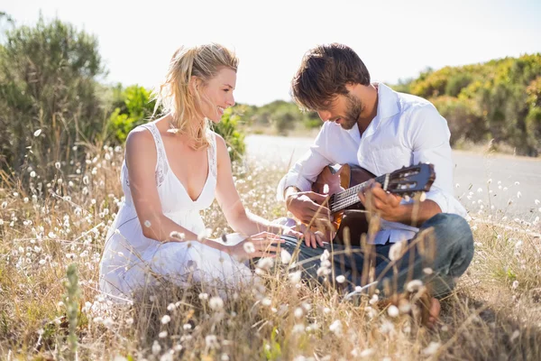 Mann bringt Freundin mit Gitarre ein Ständchen — Stockfoto
