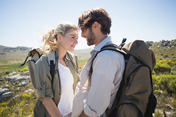 Pareja de pie en terreno de montaña —  Fotos de Stock