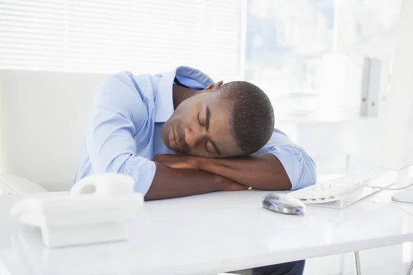 Hombre de negocios cansado durmiendo en su escritorio — Foto de Stock