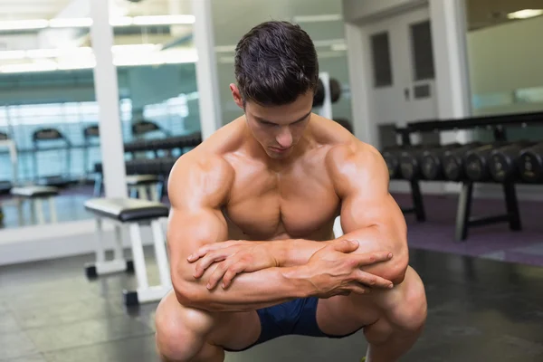 Sin camisa musculoso hombre posando en gimnasio —  Fotos de Stock