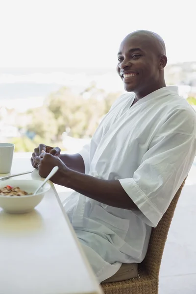 Hombre guapo en albornoz desayunando afuera — Foto de Stock