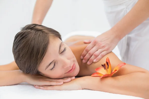 Mujer atractiva recibiendo masaje en el hombro en el centro de spa —  Fotos de Stock