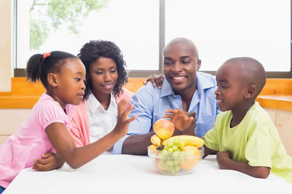 Família feliz ter frutas juntos — Fotografia de Stock