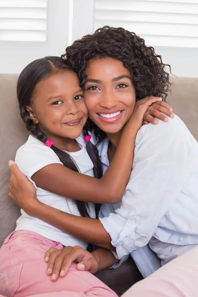 Bonita madre con su hija — Foto de Stock