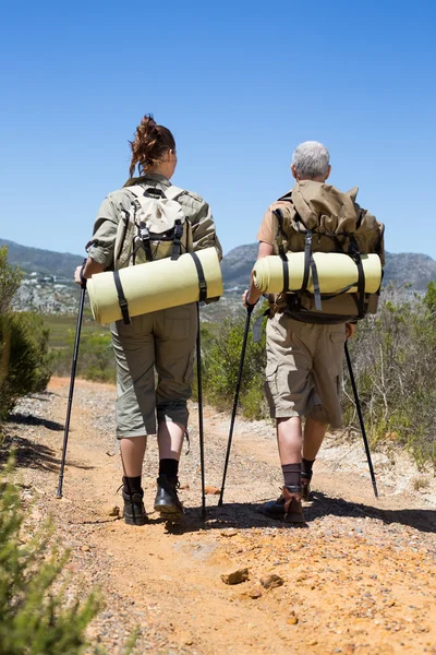 Hiking couple walking on mountain trail — Stock Photo, Image