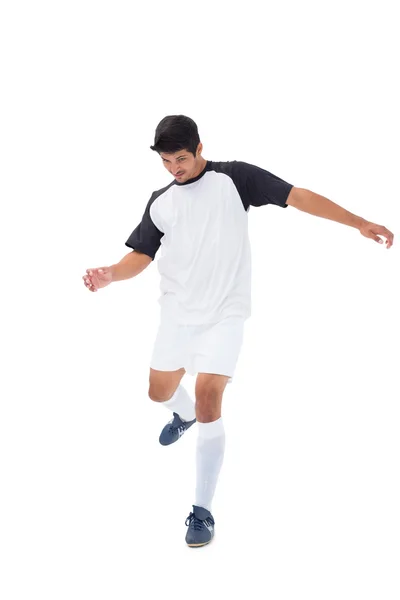 Fotballspiller i hvitt spark – stockfoto