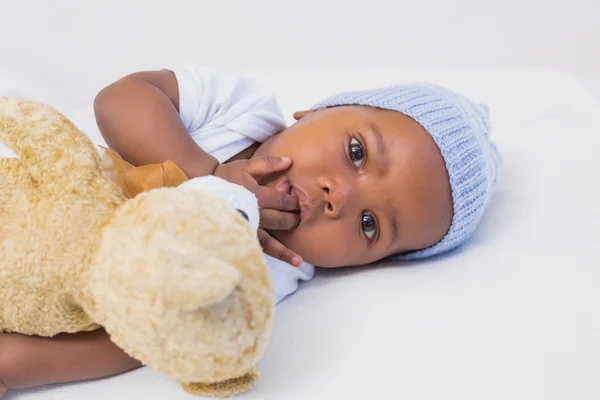 Adorable bébé garçon avec peluche — Photo