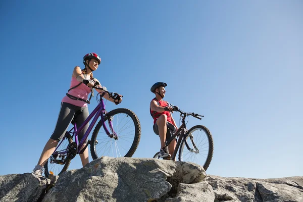Actieve paar op een fiets rijden op het platteland — Stockfoto