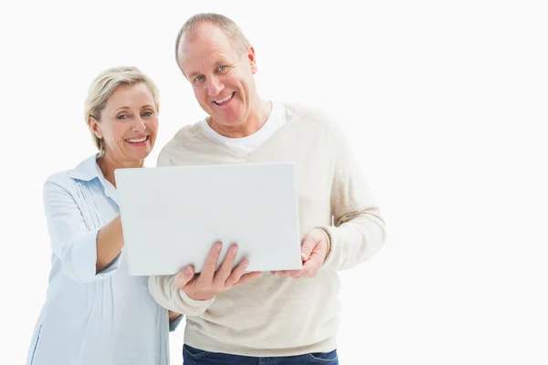 Pareja madura feliz usando el ordenador portátil — Foto de Stock