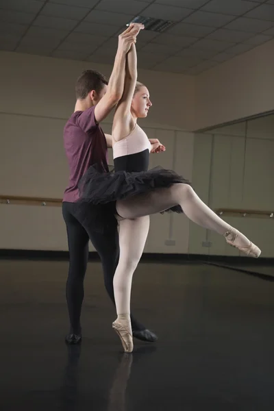 Ballet partners dancing gracefully together — Stock Photo, Image