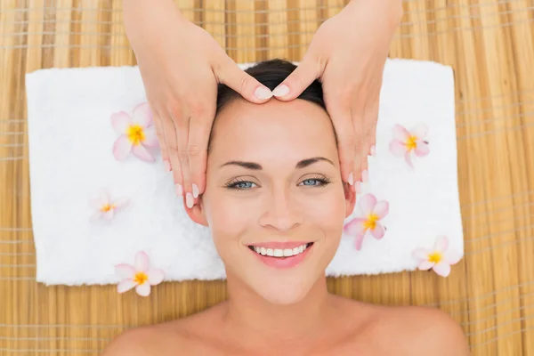 Morena sorridente desfrutando de uma massagem na cabeça — Fotografia de Stock