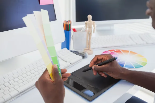 Designer sentado em sua mesa trabalhando com digitalizador — Fotografia de Stock