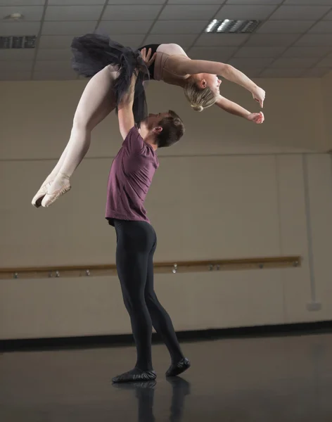 Ballettpartner tanzen anmutig zusammen — Stockfoto