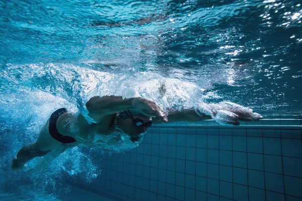 Fitter Schwimmer trainiert selbst — Stockfoto