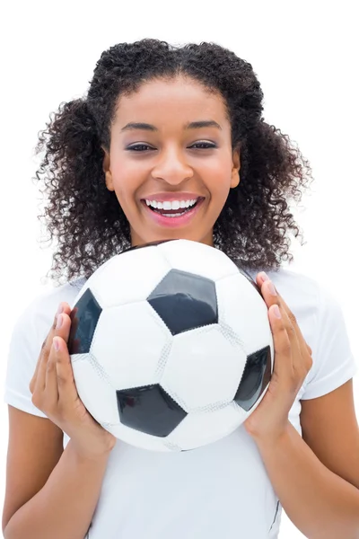 Mooie voetbalfan in witte bedrijf bal glimlachen op camera — Stockfoto