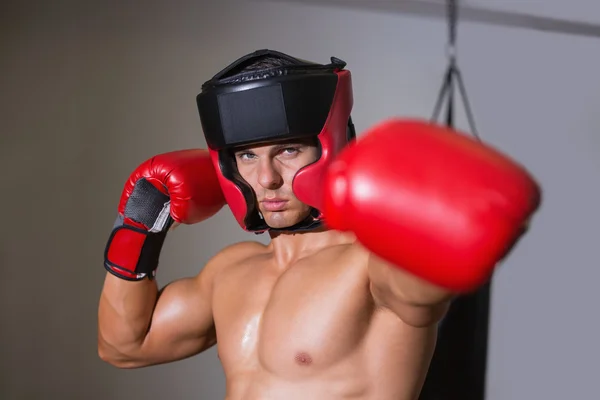 Masculino boxeador atacando com a esquerda no health club — Fotografia de Stock