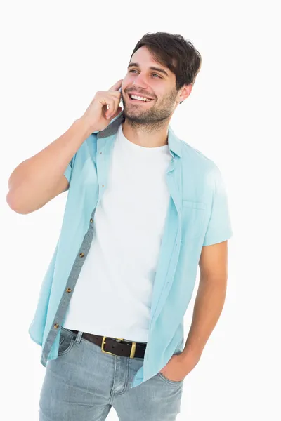 Gelukkig casual man praten over telefoon — Stockfoto