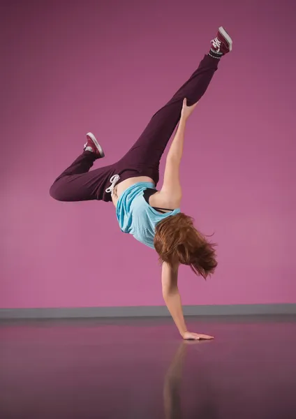Jolie danseuse de break faisant un handstand avec une main — Photo