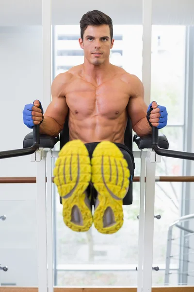 Hombre muscular haciendo entrenamiento de fitness crossfit en el gimnasio —  Fotos de Stock