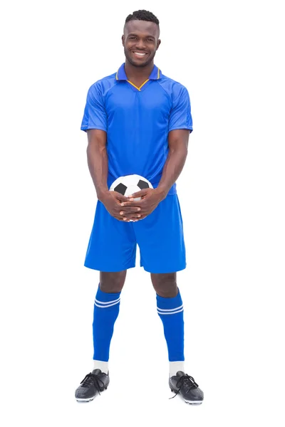 Футболист в синем с мячом — стоковое фото
