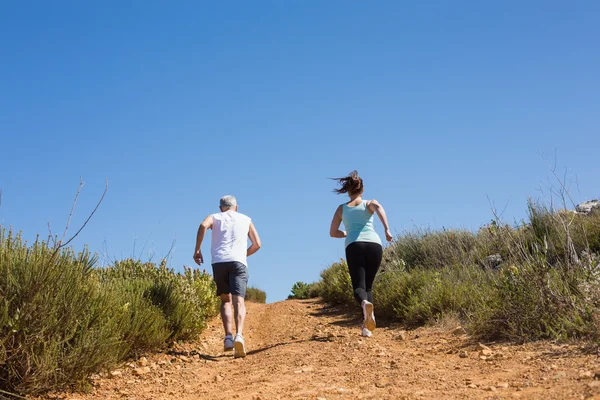 Passa par jogging upp skogsstig — Stockfoto