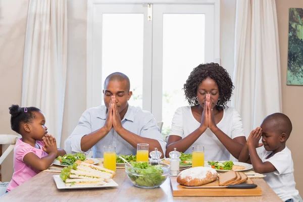 Joyeux famille disant grâce avant le repas — Photo