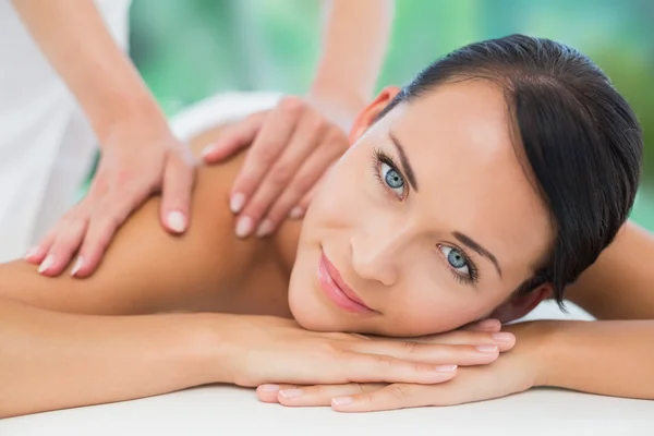 Brünette genießen rückenmassage — Stockfoto