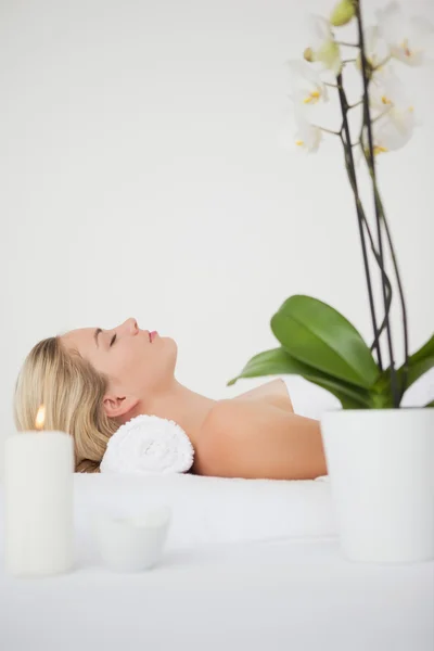 Vacker blondin ligga på massagebänk — Stockfoto