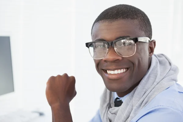 Hipster zakenman glimlachen achter zijn Bureau — Stockfoto