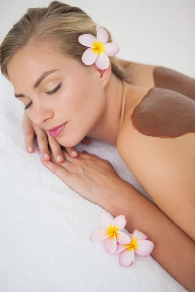 Hermosa rubia disfrutando de un tratamiento de belleza chocolate —  Fotos de Stock