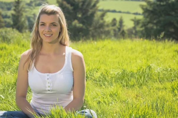 Hübsche Blondine lächelt in die Kamera — Stockfoto