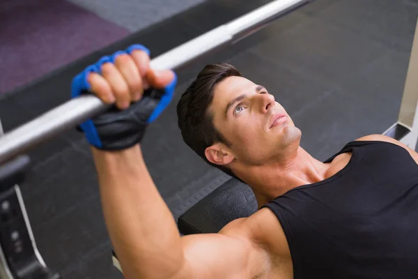 Bestäms muskulös man lyfta skivstång i gym — Stockfoto