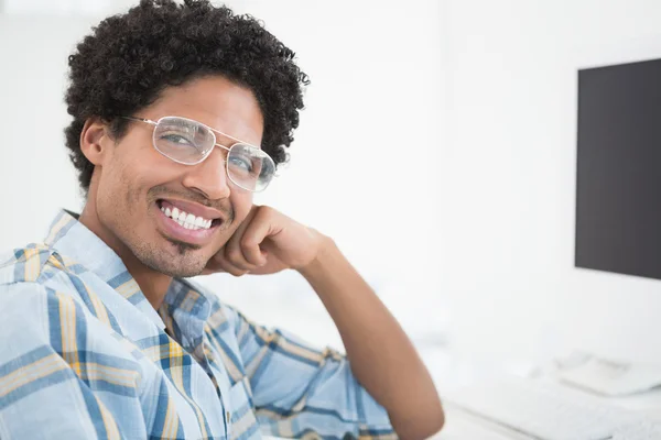 Jeune homme d'affaires occasionnel souriant à la caméra — Photo