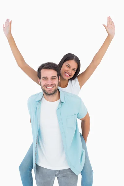 Feliz casual homem dando bonito namorada porquinho de volta — Fotografia de Stock