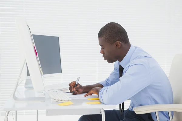 Konzentrierter Geschäftsmann am Schreibtisch bei der Arbeit — Stockfoto