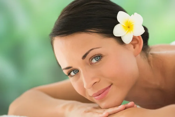 Brunette relaxante na mesa de massagem — Fotografia de Stock