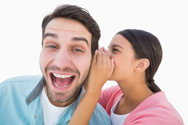 Brunette fluisteren geheim met haar vriend — Stockfoto