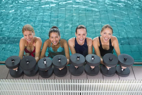 Aula de fitness fazendo aeróbica aquática — Fotografia de Stock