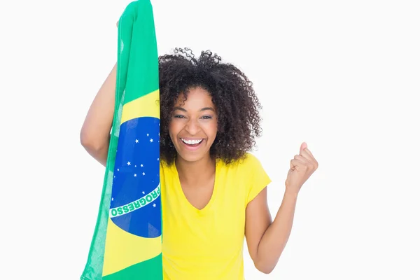 Mooi meisje in gele tshirt houden Braziliaanse vlag — Stockfoto