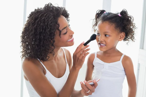 Mãe bonita ensinando sua filha sobre maquiagem — Fotografia de Stock