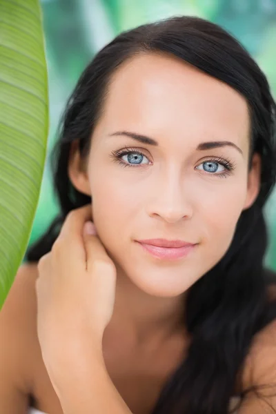 Bella bruna nuda sorridente alla fotocamera con foglia verde — Foto Stock