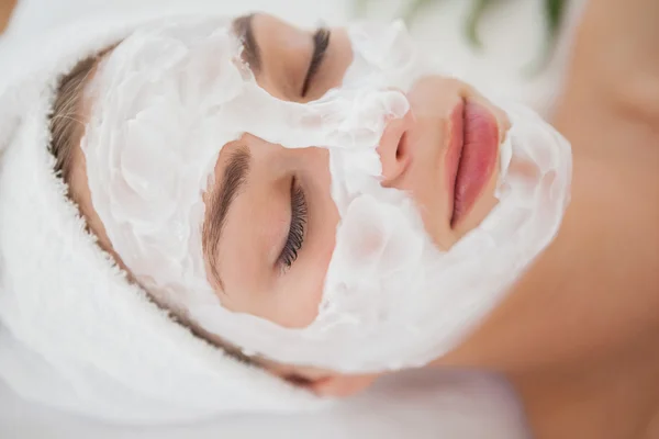 Hermosa rubia recibiendo un tratamiento facial —  Fotos de Stock