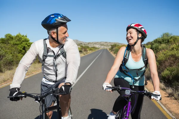 Casal ativo indo para um passeio de bicicleta no campo — Fotografia de Stock