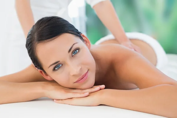 Brunette cieszyć masaż pleców — Zdjęcie stockowe