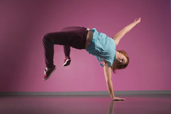 Pretty break dancer doing a handstand — Stock Photo, Image