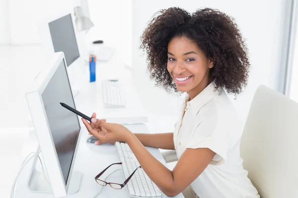 Smiling casual editor working at desk — Stock Photo, Image