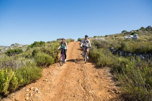 Aktiva par cykling på land terräng tillsammans — Stockfoto