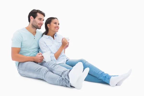 かわいいカップルに座ってコーヒーを飲んでいます。 — ストック写真
