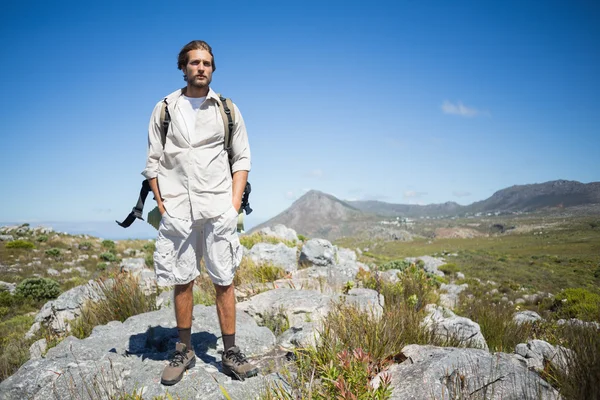 Escursionista in piedi in cima — Foto Stock