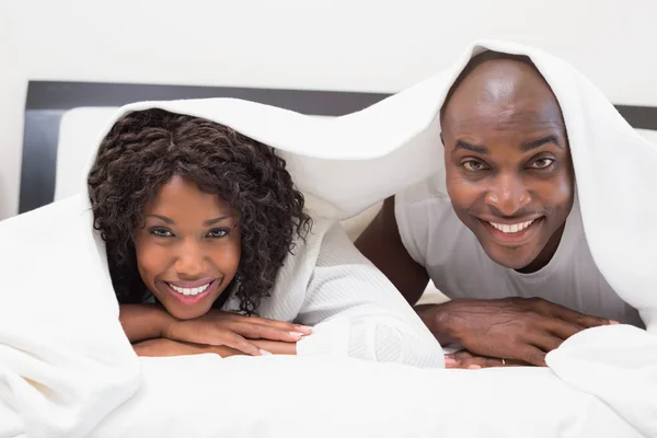 Couple lying on bed together — Stock Photo, Image